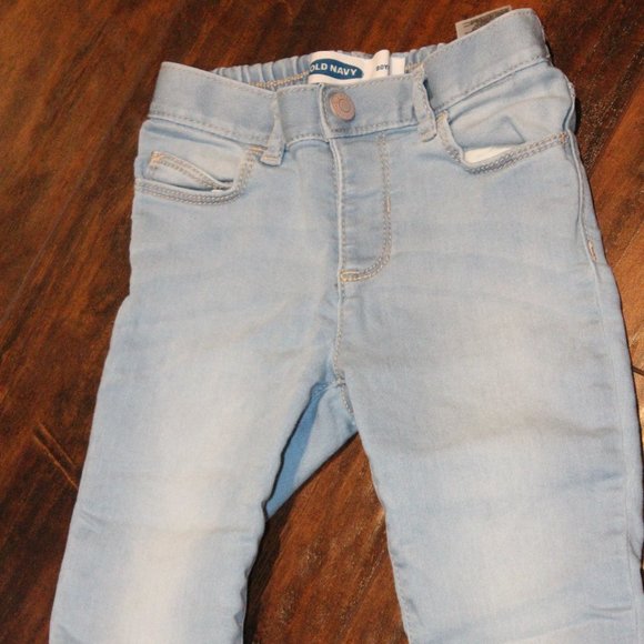3/$20 🏷 Old Navy Toddler Jeans Size 12-18m - Picture 2 of 3